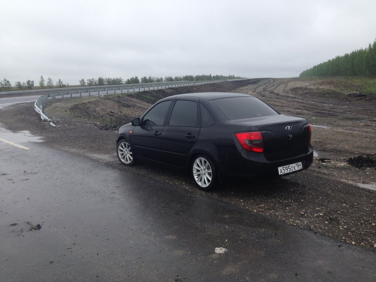 Лада Гранта седан черный тонированный