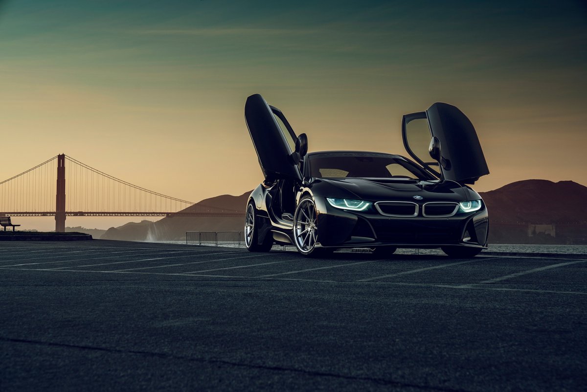 BMW i8 на черном фоне