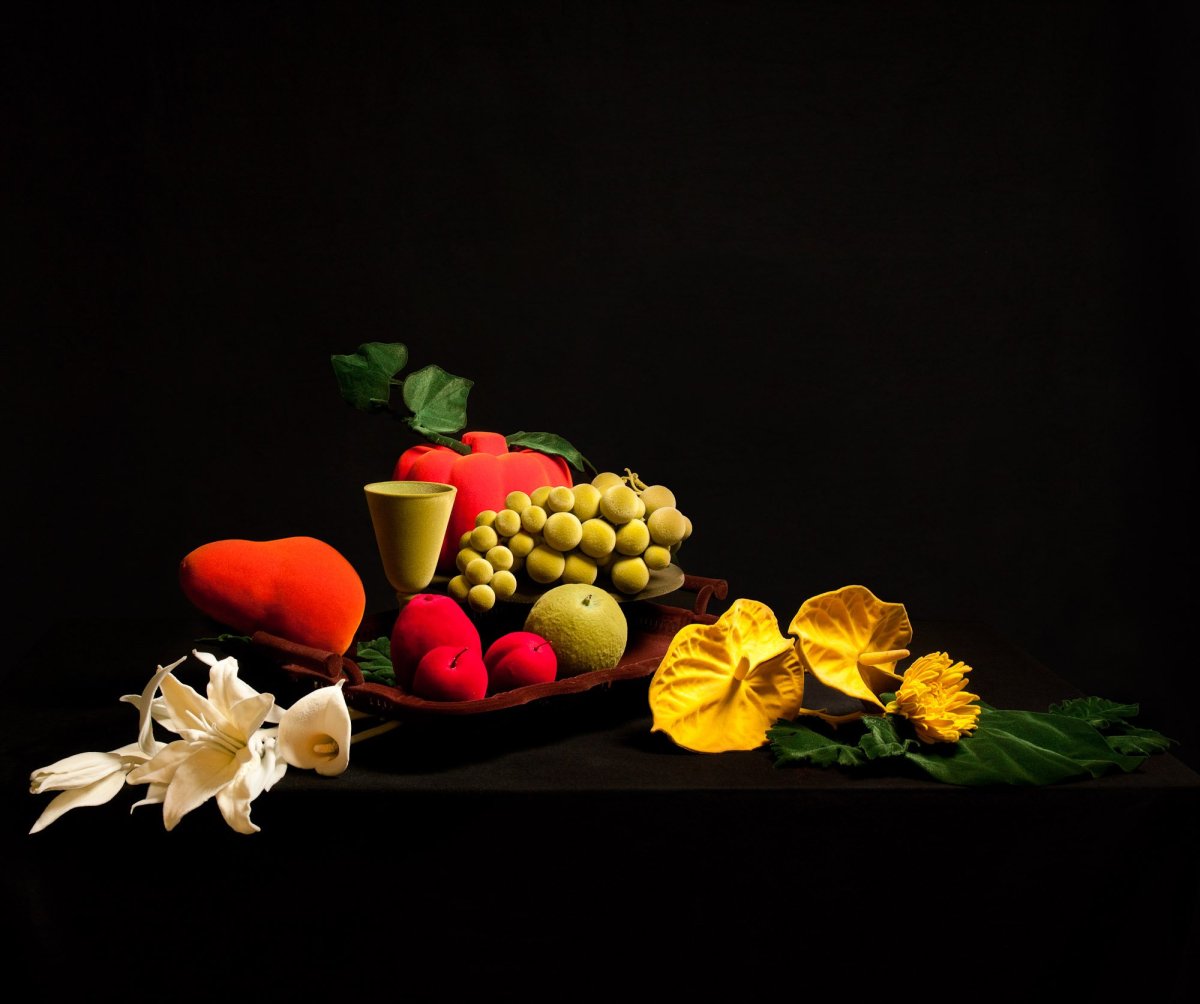 Натюрморт на черном фоне