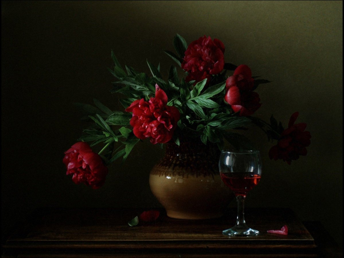 Красные цветы в вазе