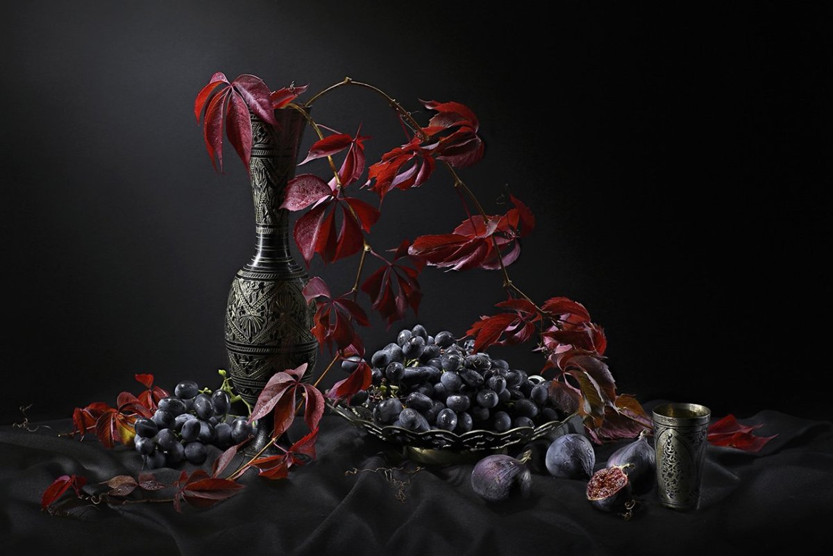 Туфелька на темном фоне