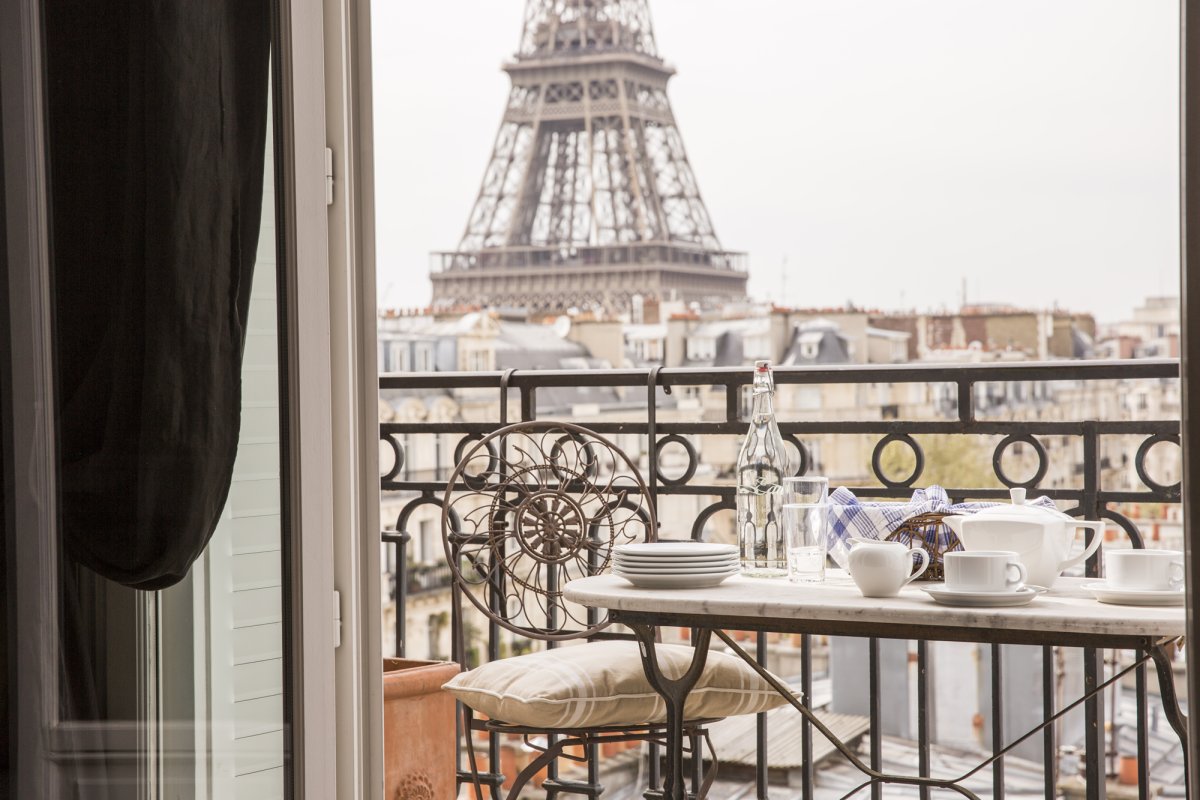 Виды парижских кафе с улицы