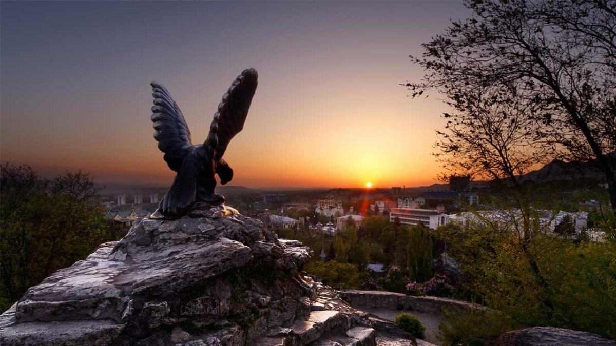 Орел на горе Машук в Пятигорске