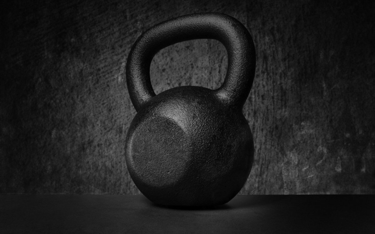 Черная гиря на черном фоне