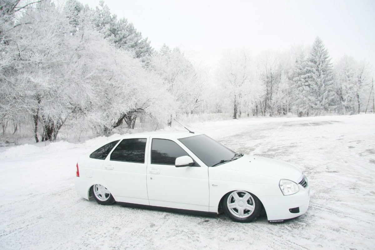 Приора белая тонированная зима