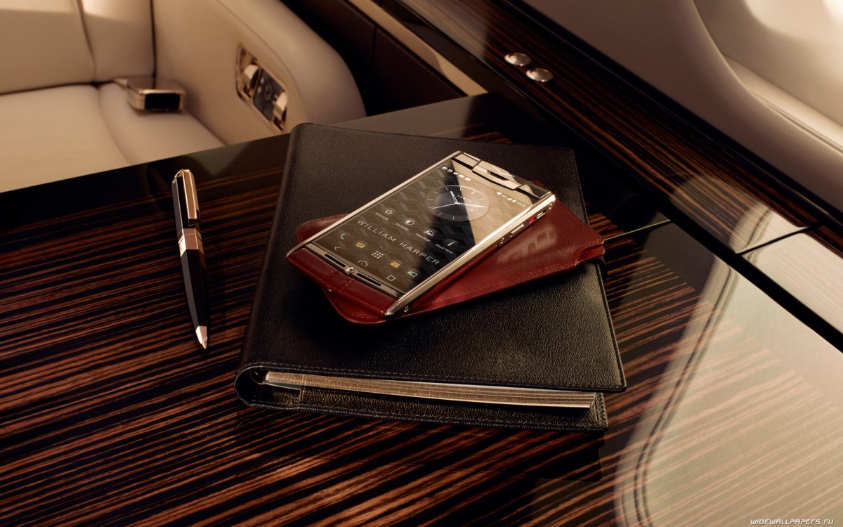 Деловой мужчина со смартфоном