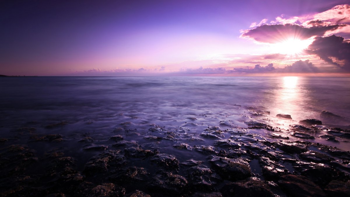 Красивое небо и море вертикальное фото