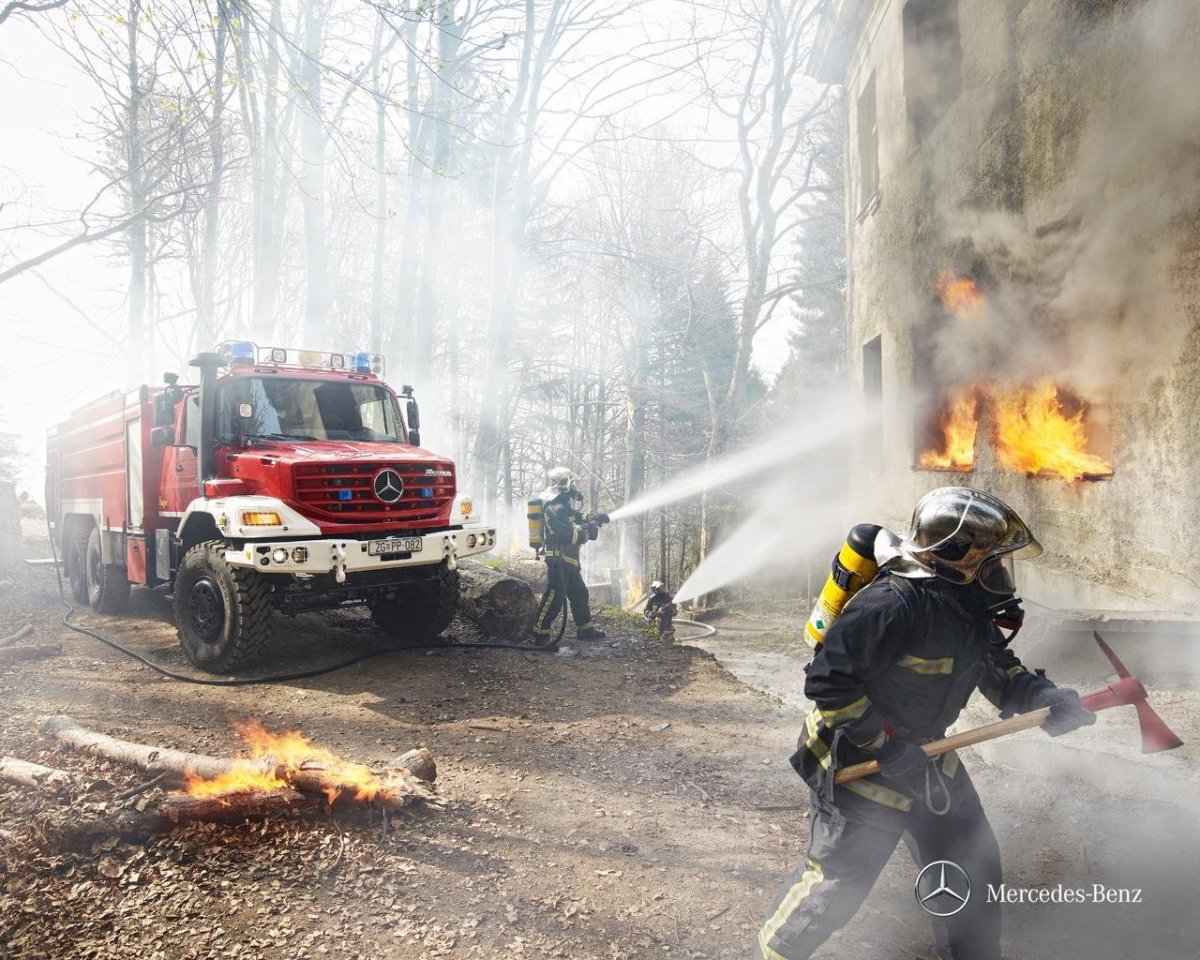 Пожарный на фоне машины