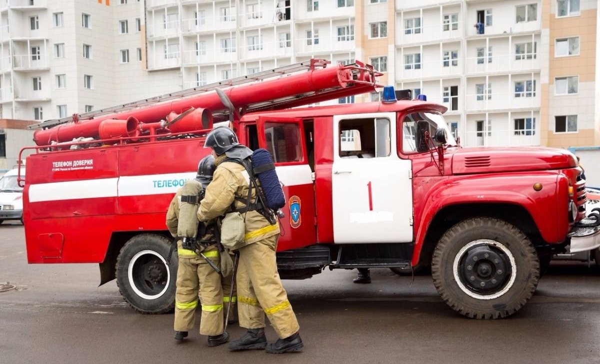 Пожарная машина и пожарник