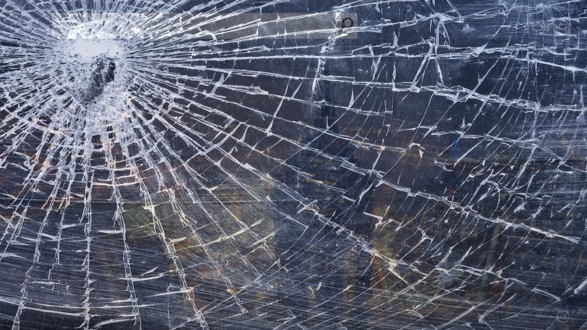 Разбитый айфон 11