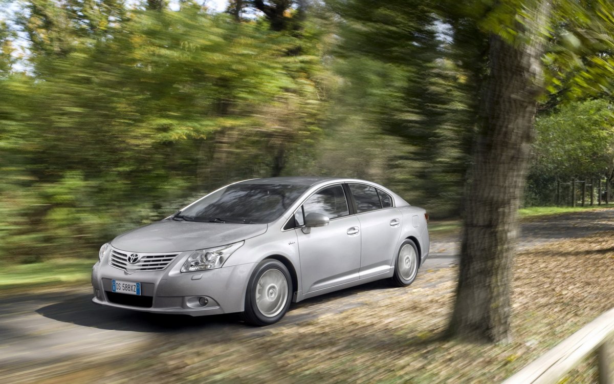 Машина Тойота Авенсис 2021