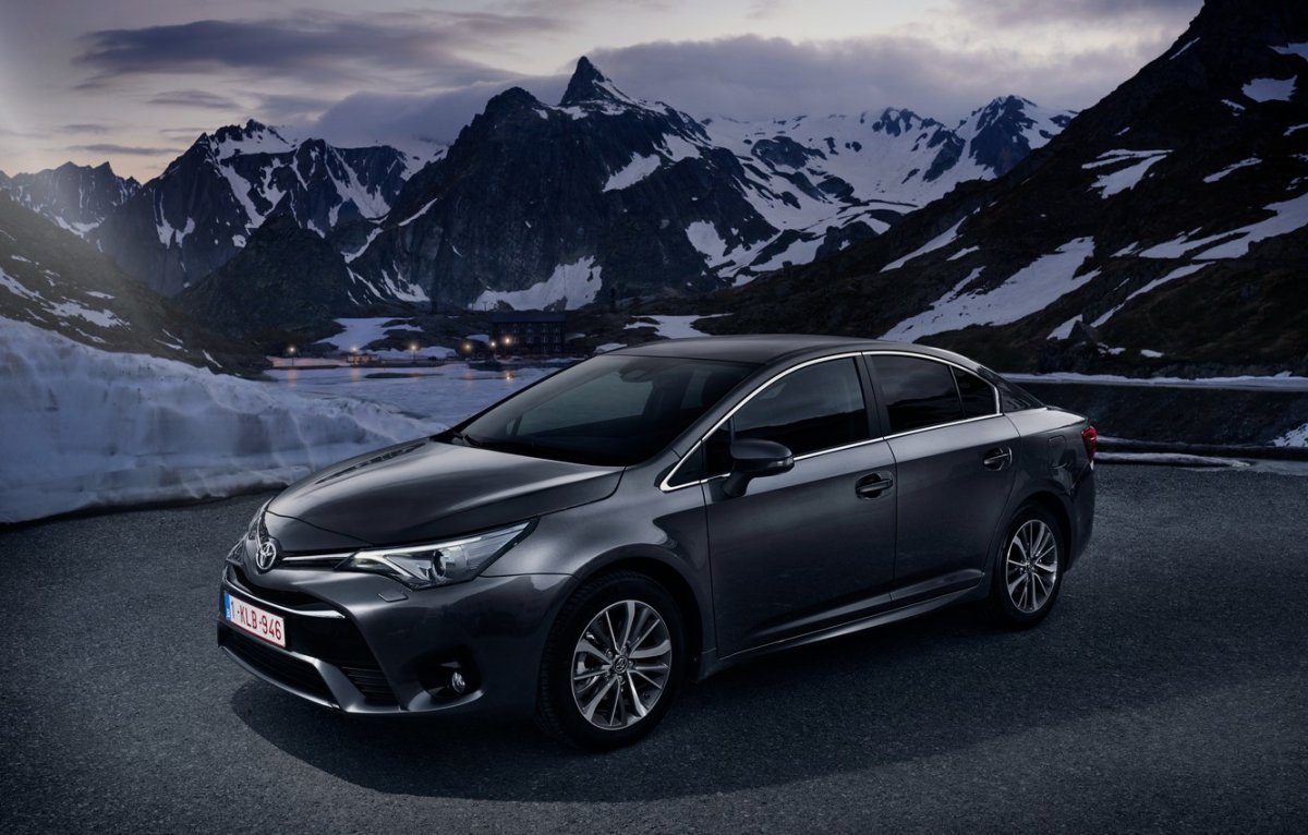 Тойота Авенсис 2015