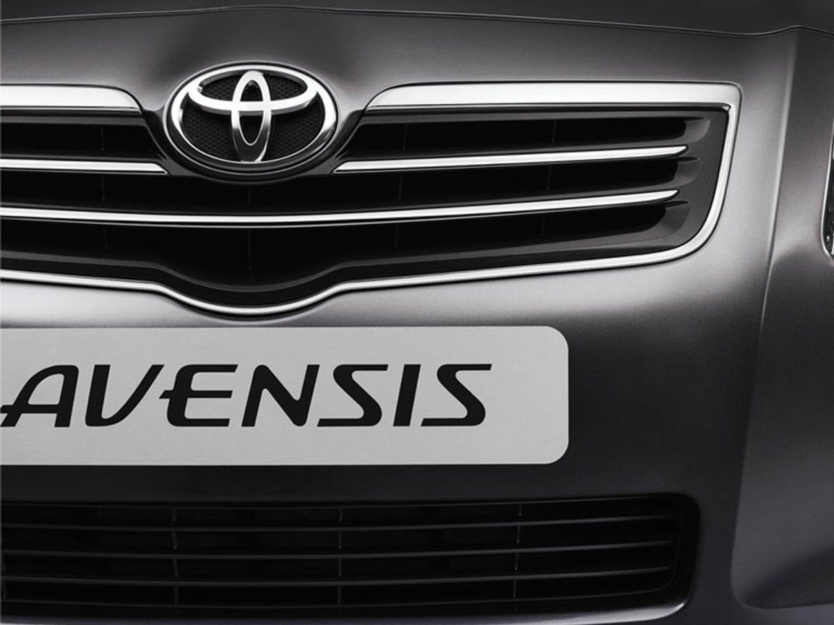 Toyota Avensis вид спереди