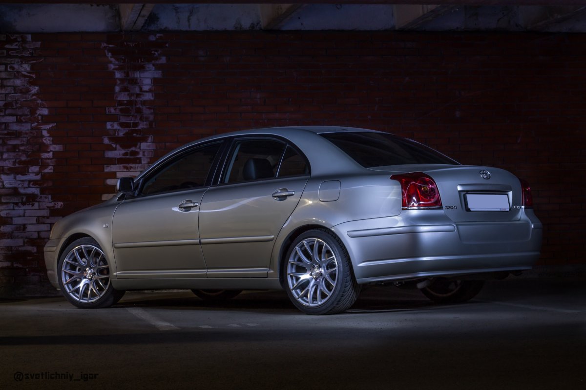 Красивые диски Тойота Авенсис 2008