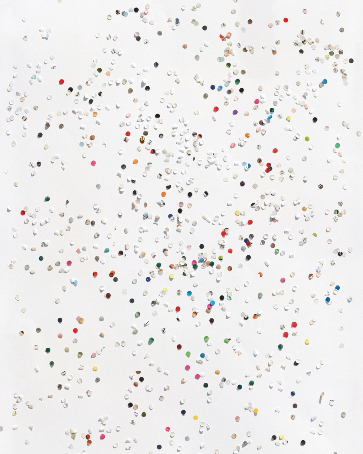 Конфетти сыпятся