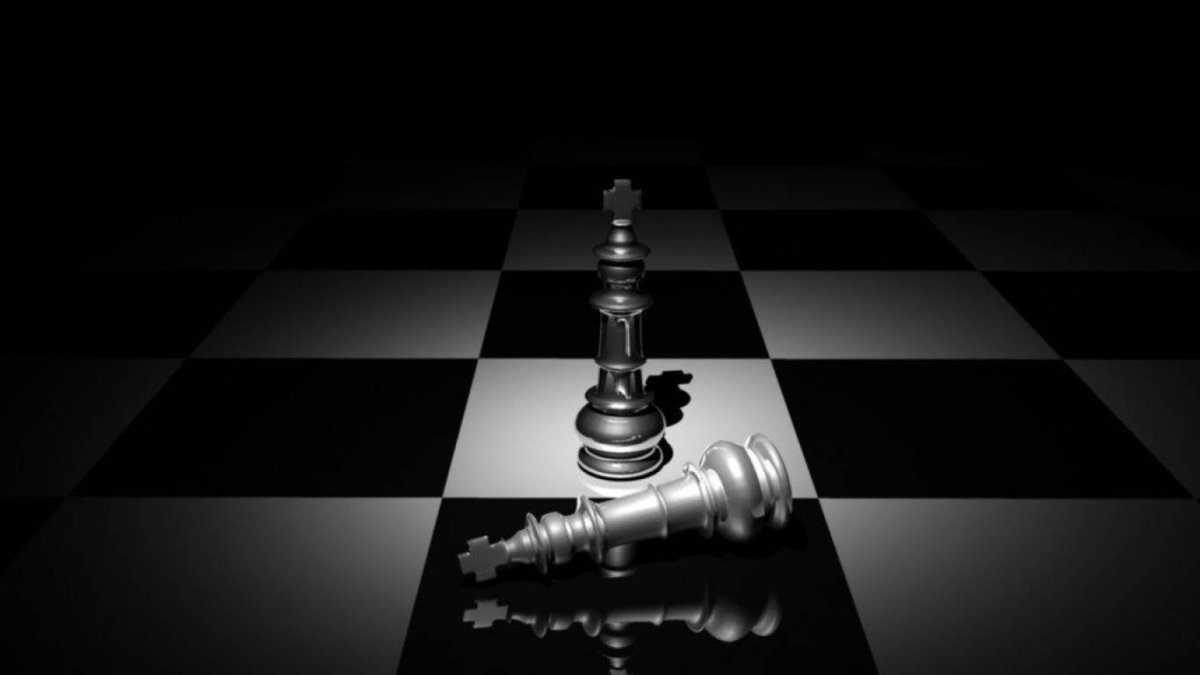 Шахматные фигуры на темном фоне