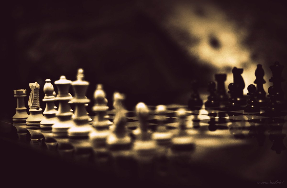 Разбросанные шахматные фигуры