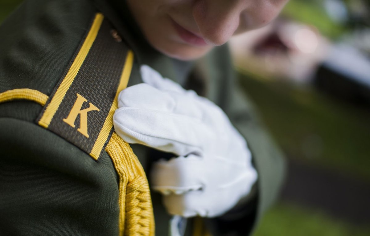 Курсантские погоны на плечах