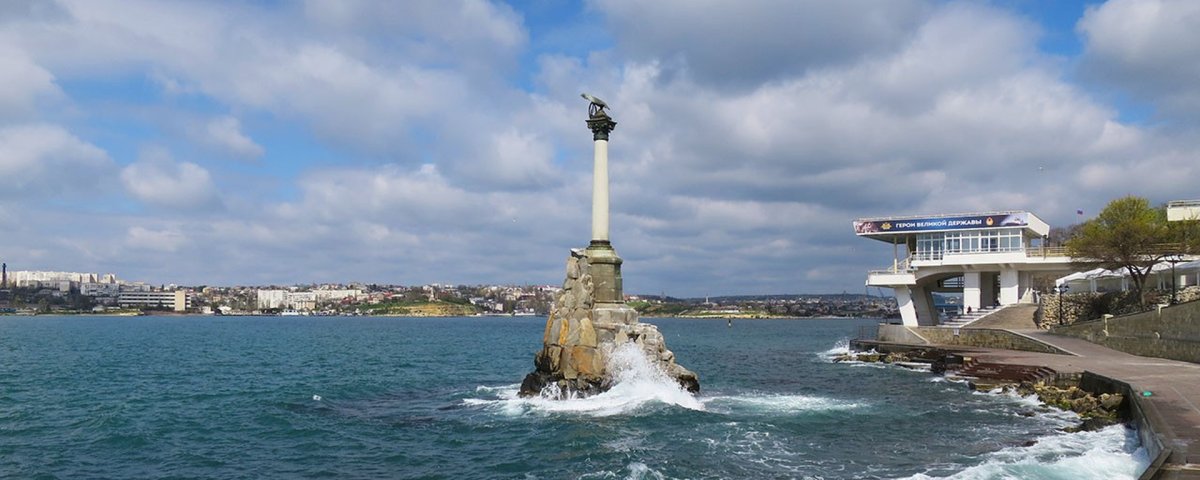 Памятник в Севастопольской бухте