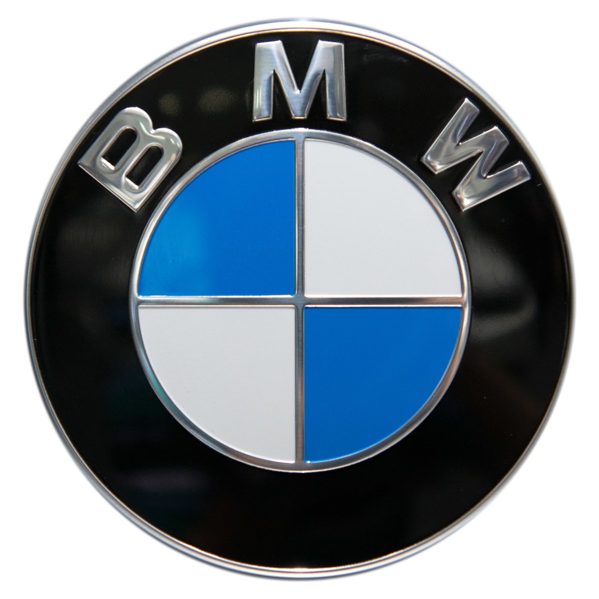 Логотип БМВ на белом фоне