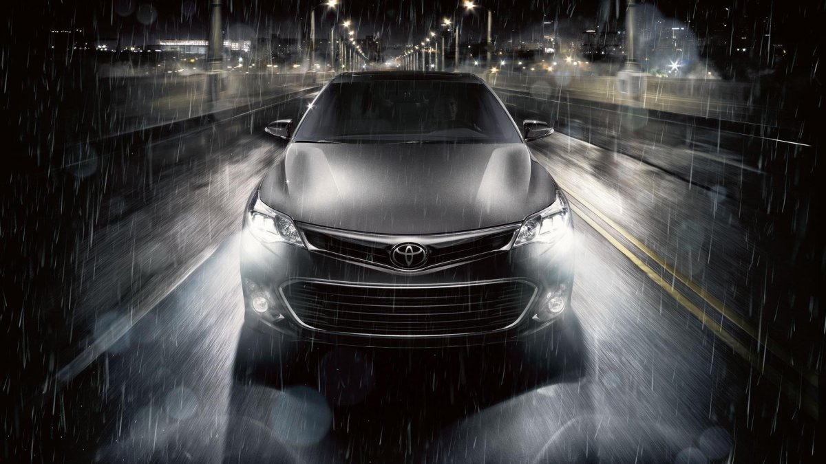 Тойота на темном фоне