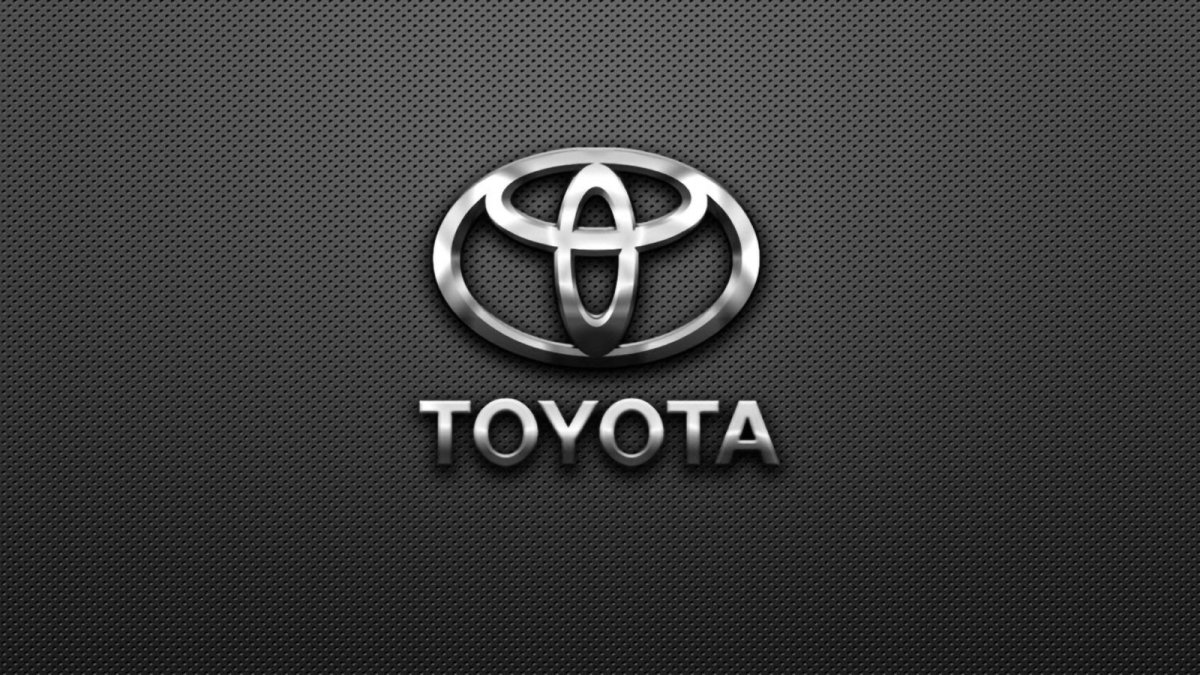 Toyota на черном фоне
