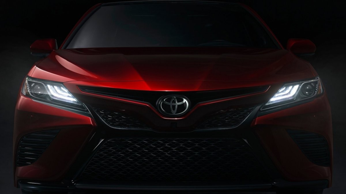 Toyota Camry 2018 красная