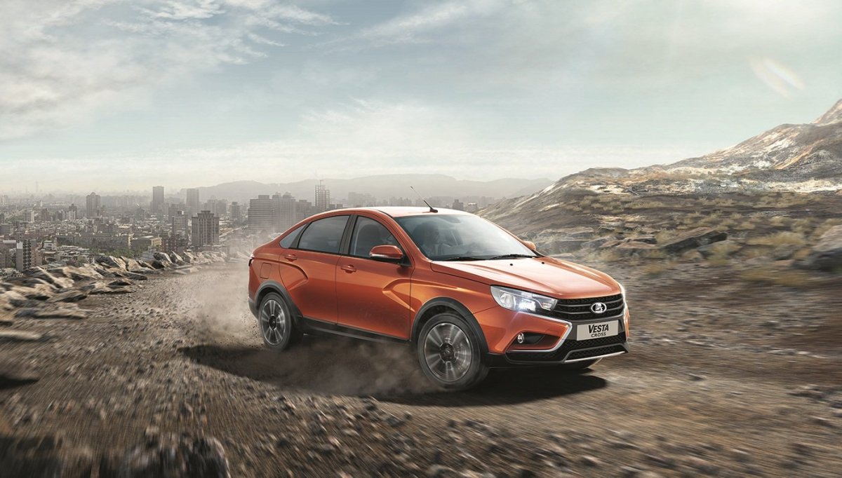 Лада Веста седан кросс на улице