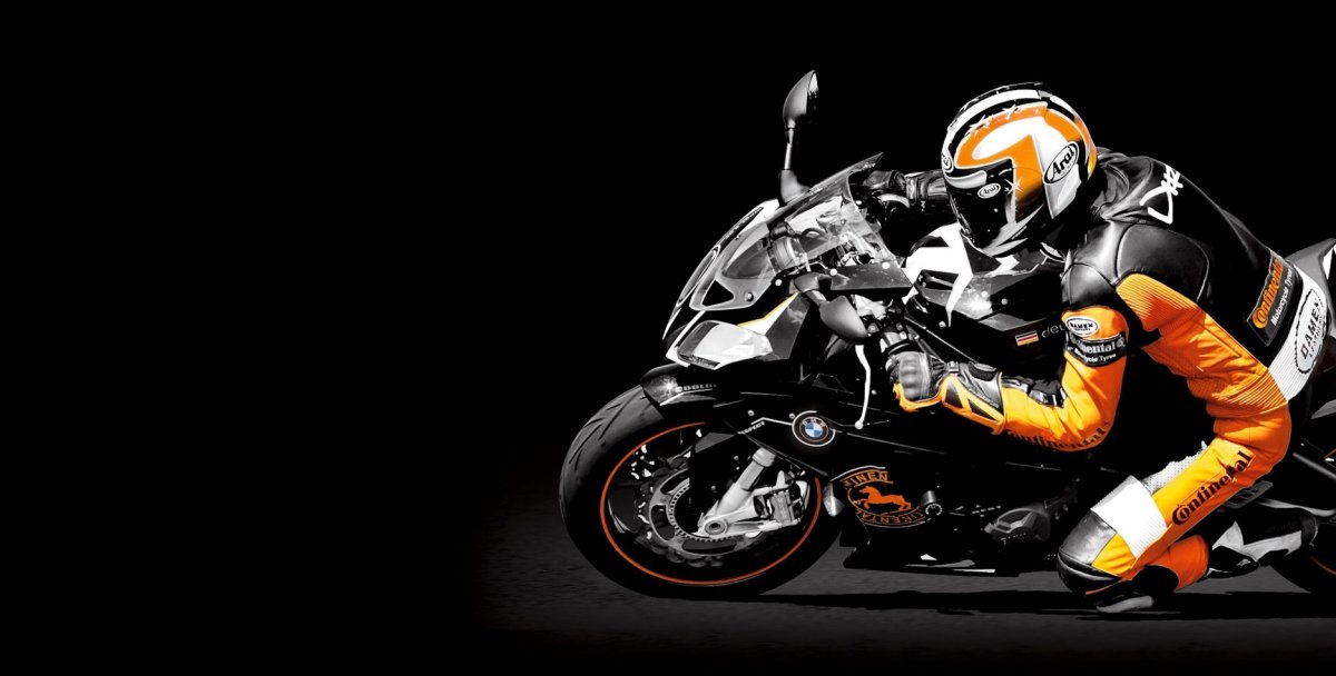 Мотоцикл на черном фоне