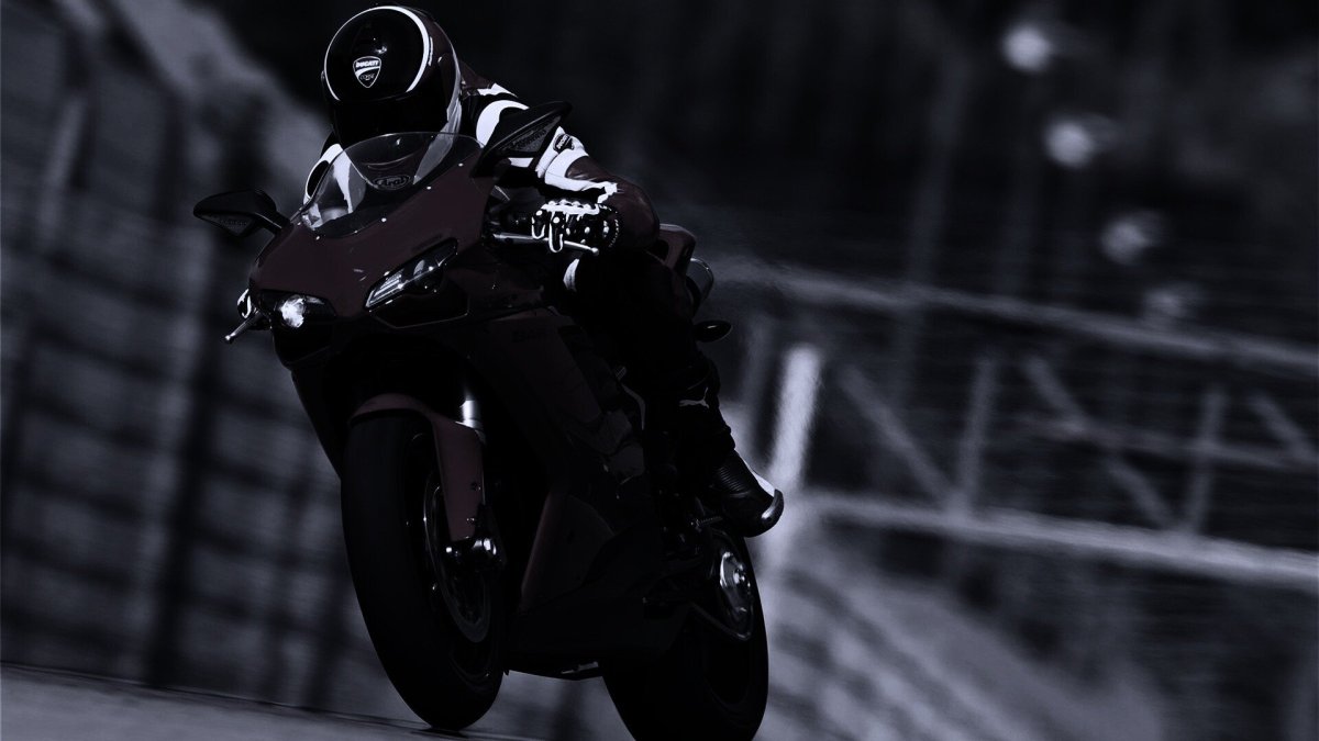 Мотогонщик в черном