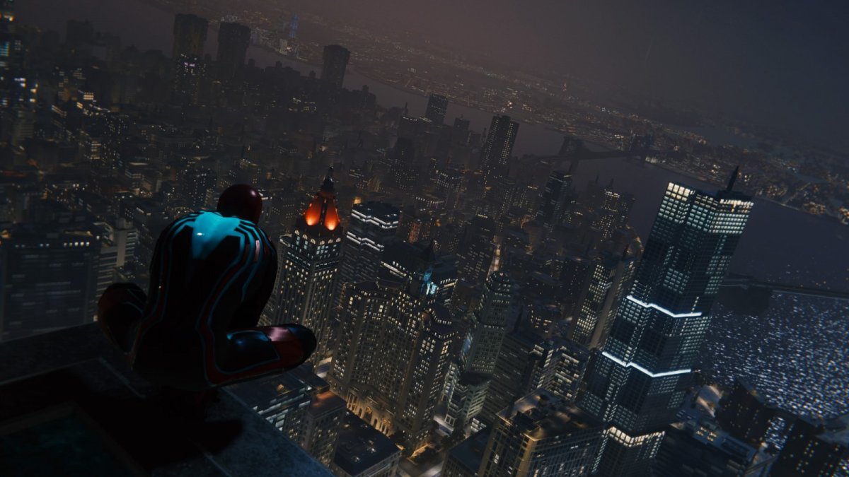 Спайдермен на фоне ночного города