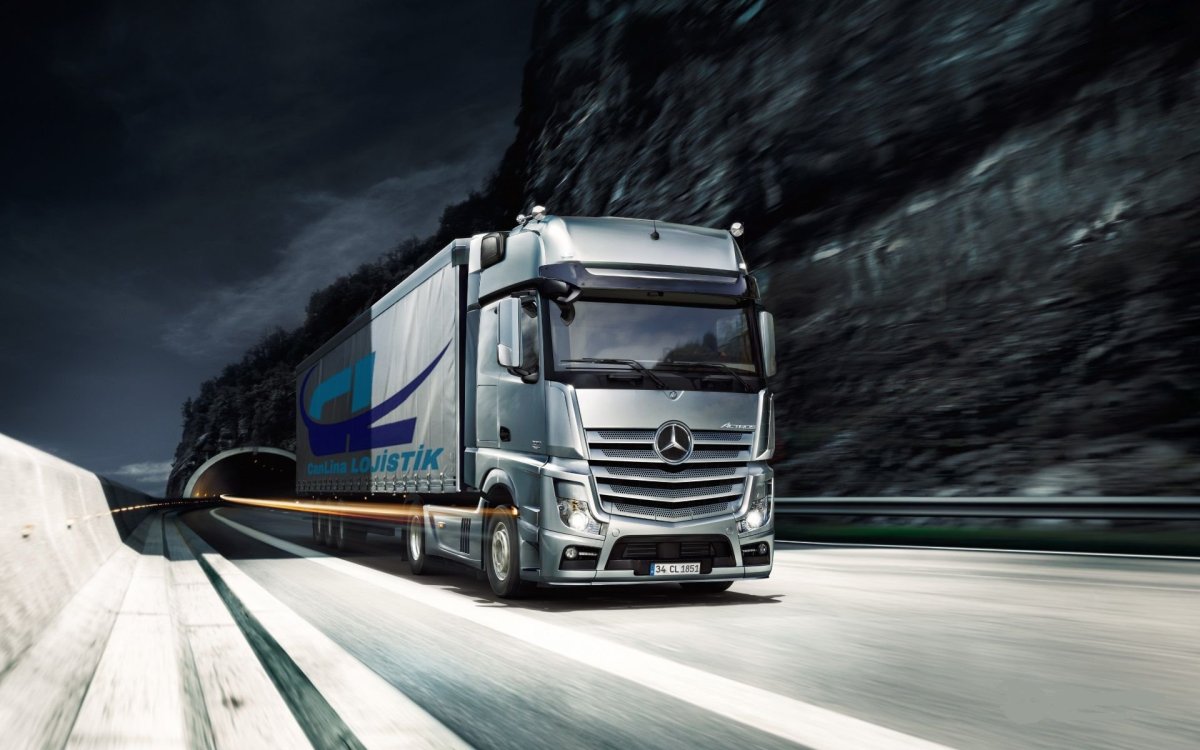 Красный грузовик