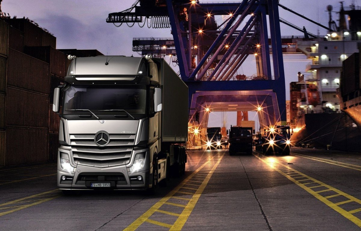 Фура Мерседес Актрос зимой