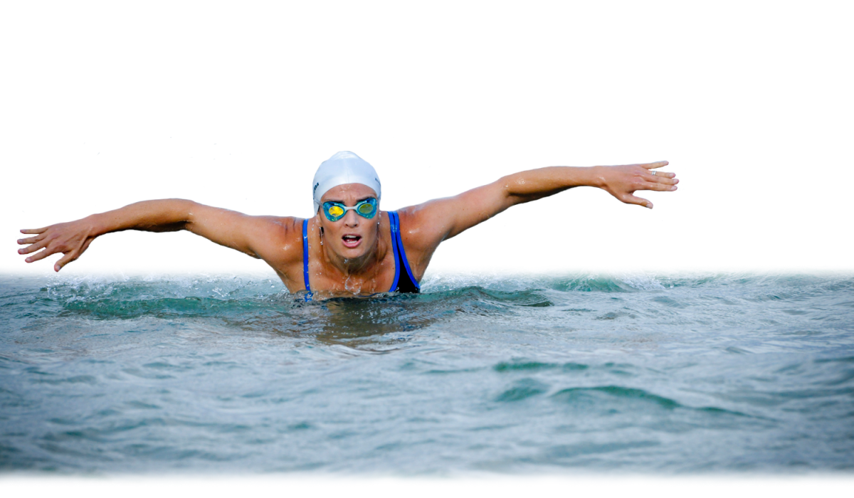 Человек плывет