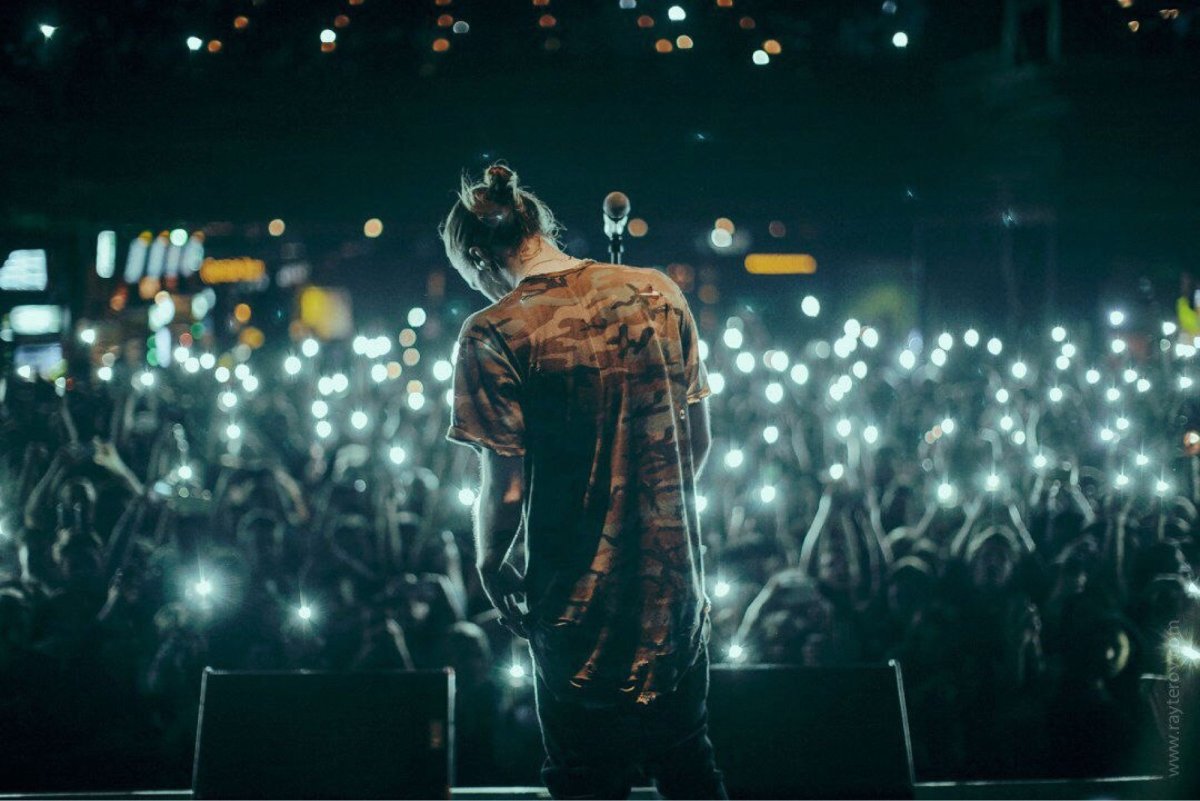 Фараон рэпер на сцене