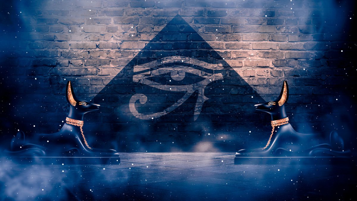 Бог Анубис на фоне пирамид