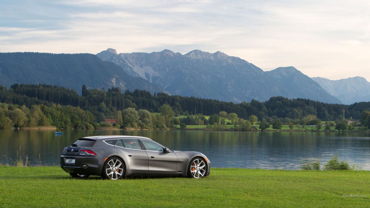 Автомобиль на фоне природы