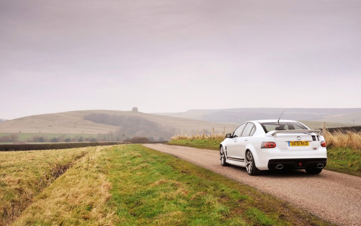 Машина на фоне поля