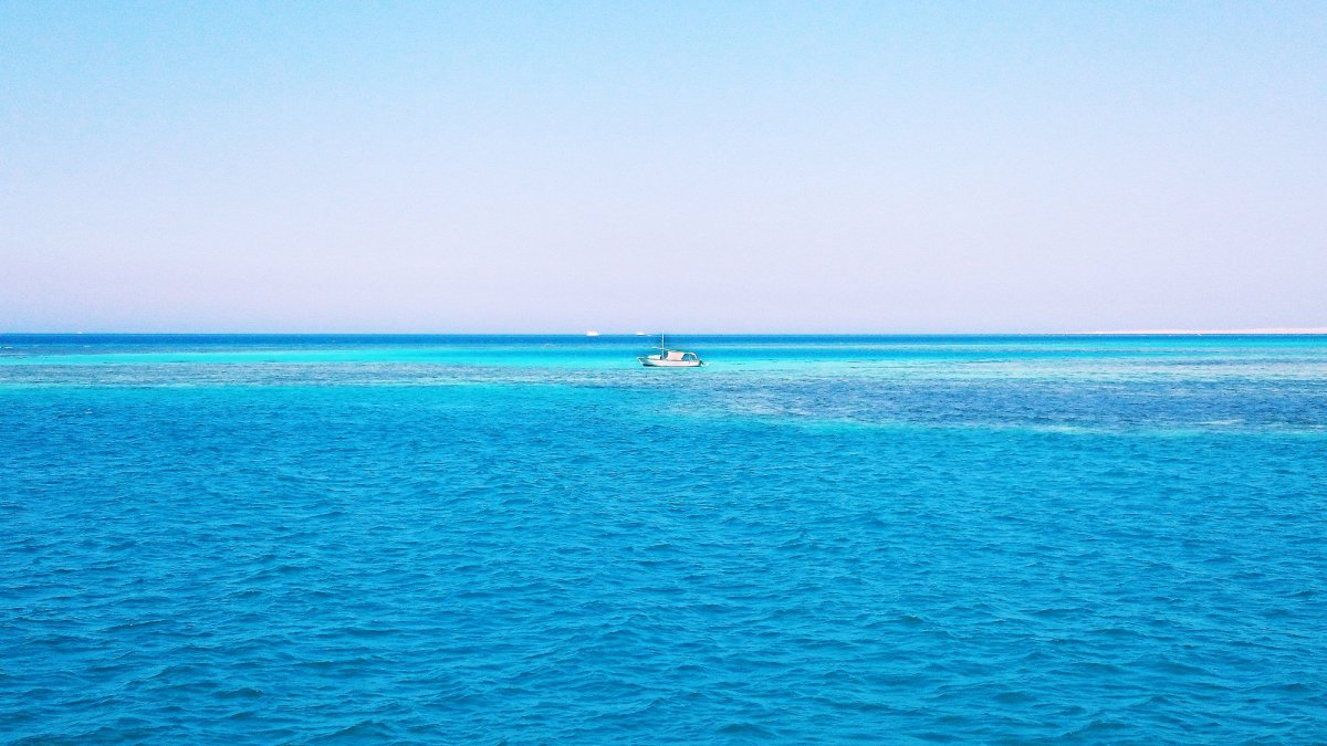 Белый остров красное море