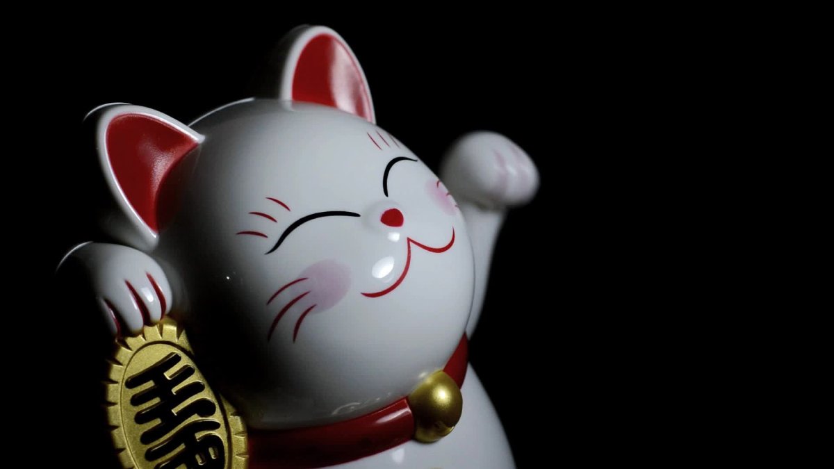 Манеки неко на черном фоне