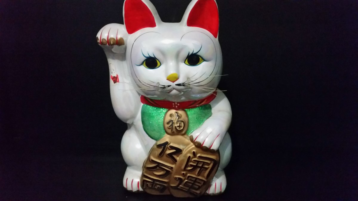 Китайская кошка с поднятой лапой