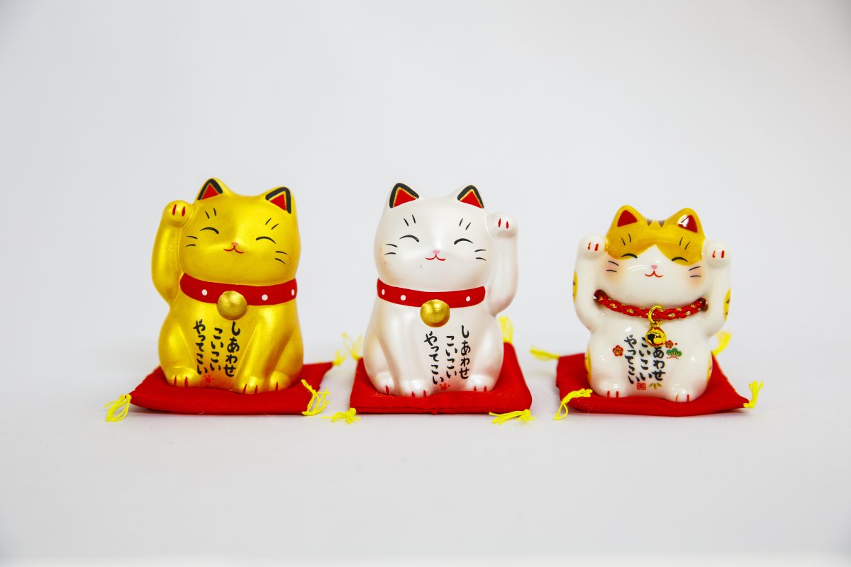 Манеки неко на белом фоне