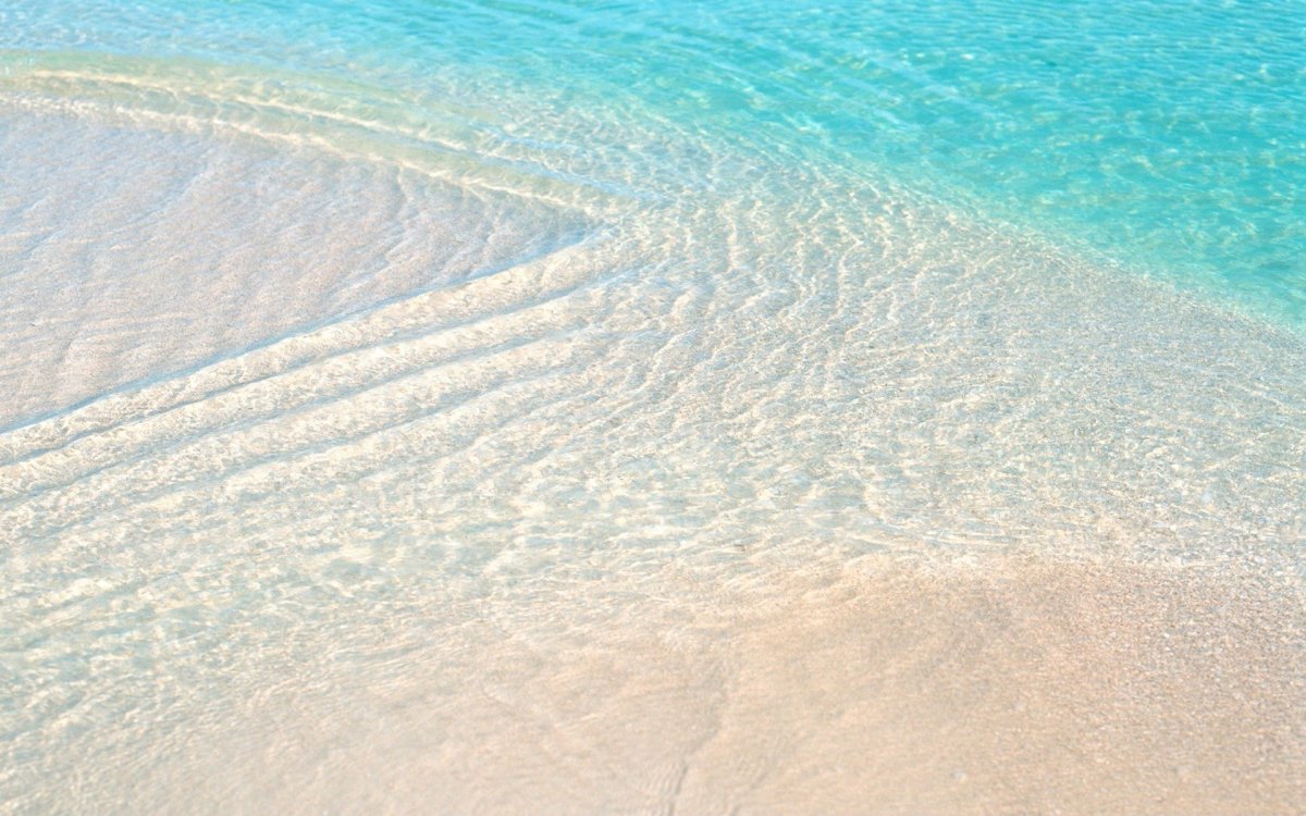 Море с белым песком и голубой водой