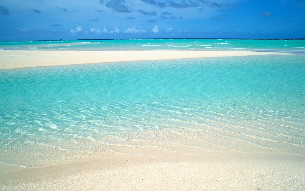 Пляж с белым песком