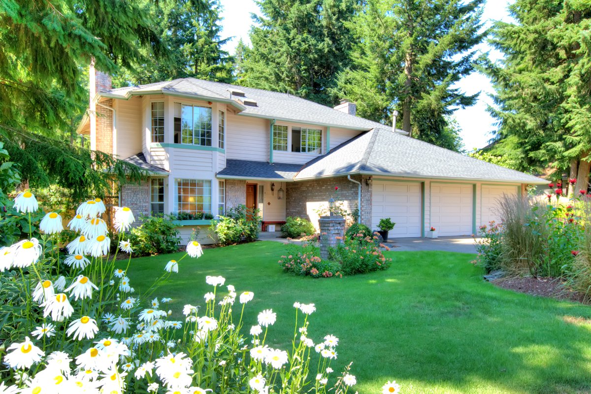 Красивый дом с лужайкой