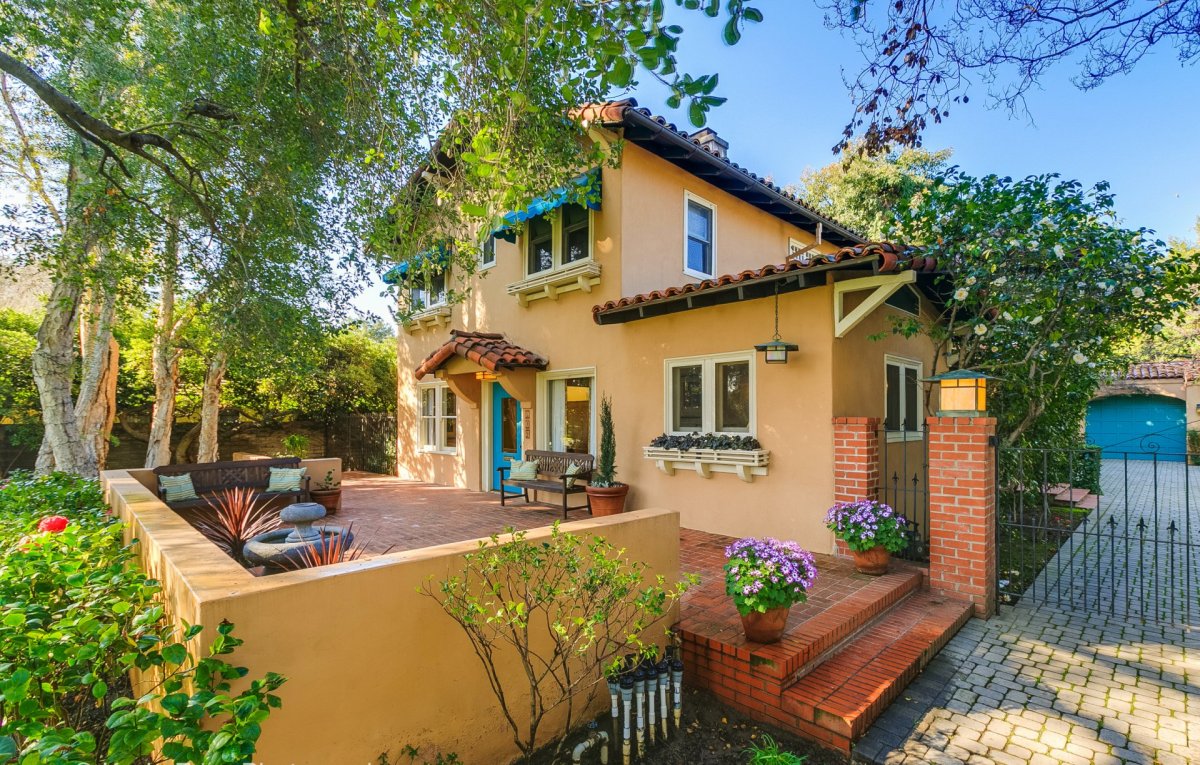 Дом с садом у моря