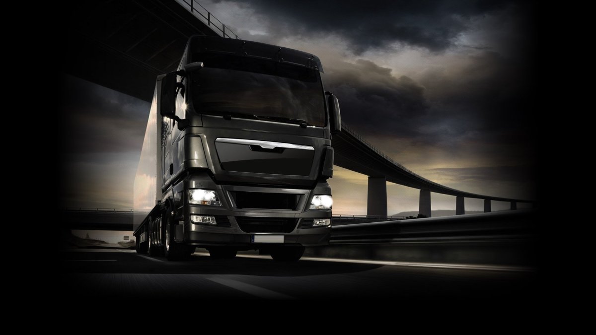 Черный грузовик