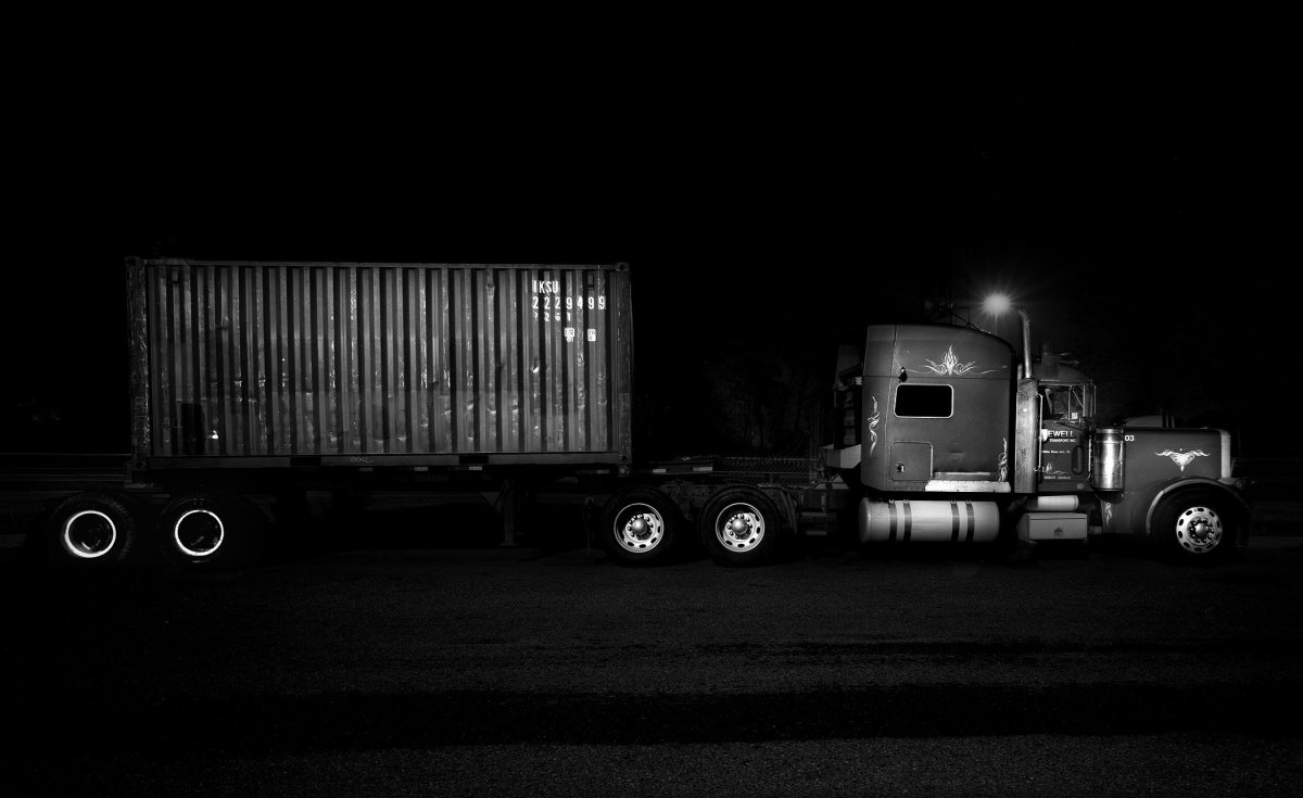 Грузовик на темном фоне