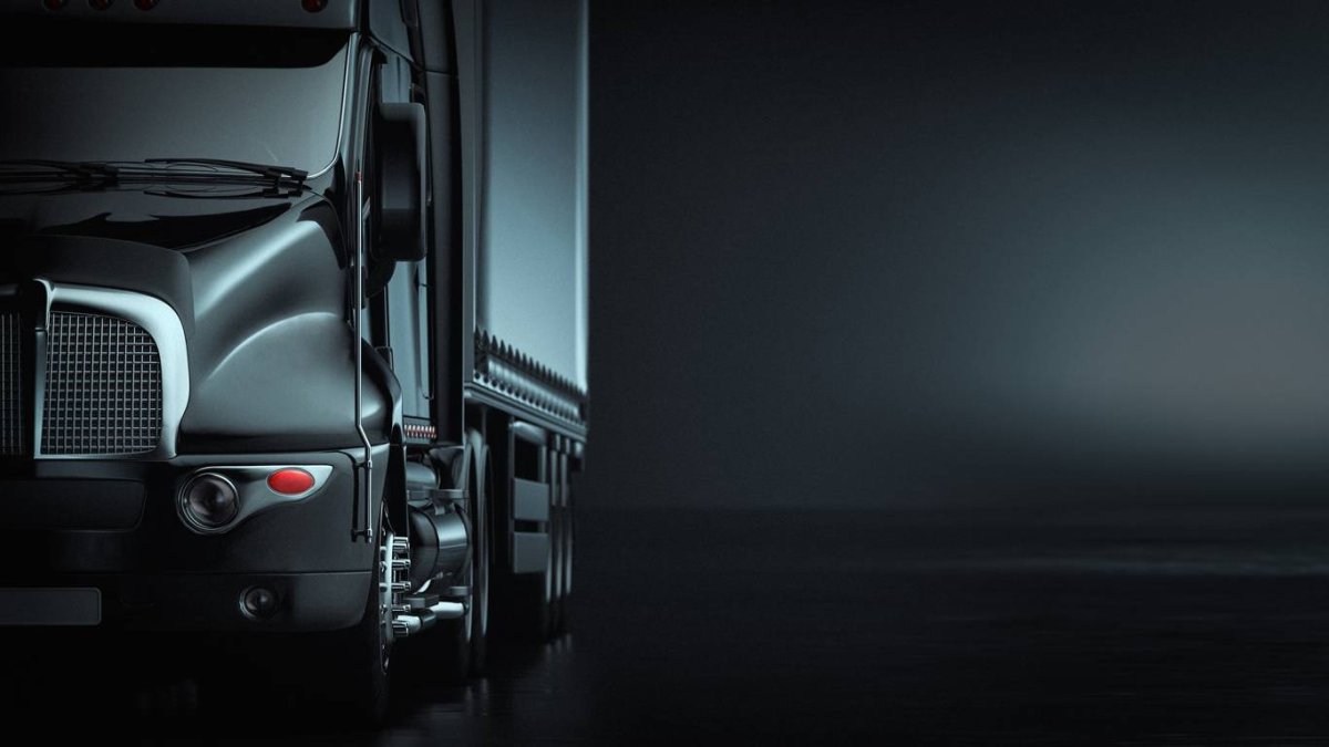 Грузовой автомобиль на черном фоне