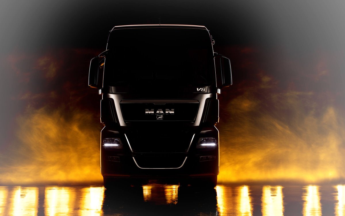 Черный грузовик на черном фоне